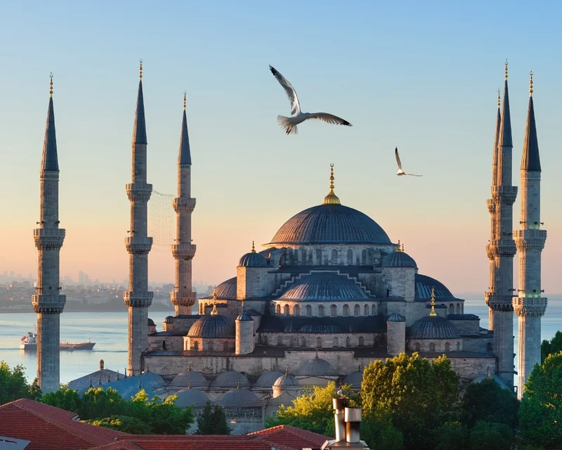 Istanbul: Tourism Trends and Weather Patterns